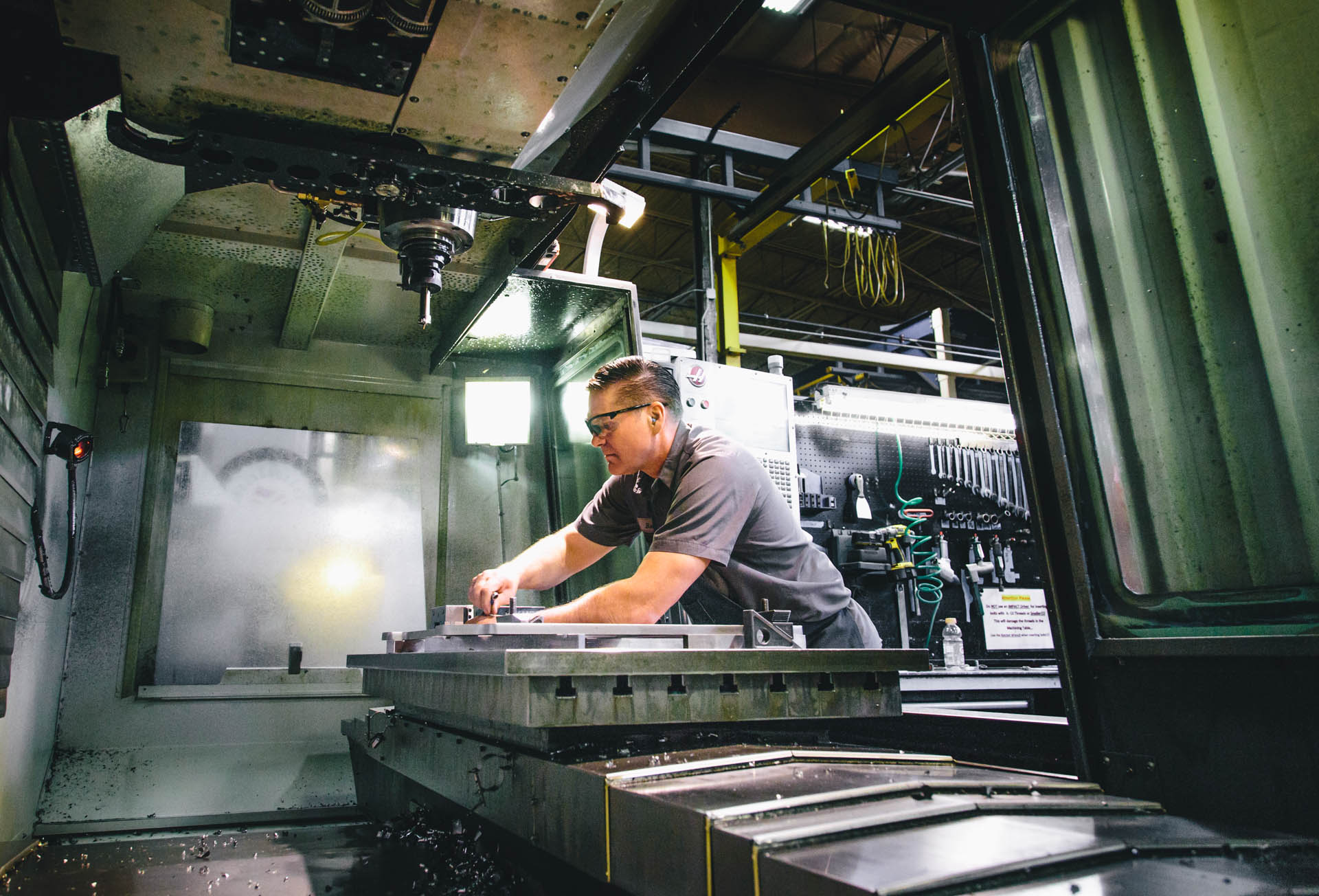 dandsmanufacturingworkerlockingdownworkpiecekurtcnc